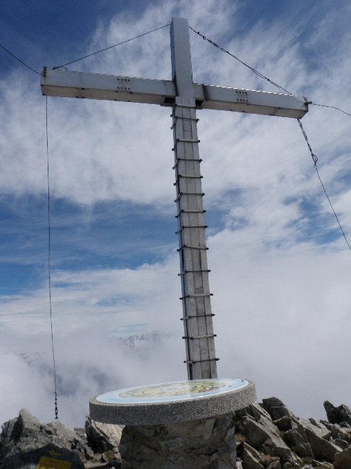 Rognier (25).jpg - Enfin le sommet avec sa croix et sa table d'orientation